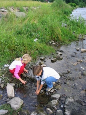 Děti - Děti u řeky
