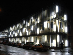 Po setmění - Moderní budova v noci