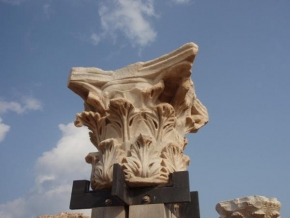 Architektura a památky - Caesarea - torzo sloupu