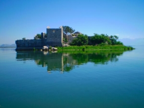 Architektura a památky - Vězení na Skadarském jezeře