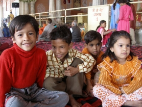 Děti - Úsměvy dětí v barevném hinduistickém chrámu