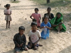 Děti - Děti žijící v bídě na na bohaté indické pláži