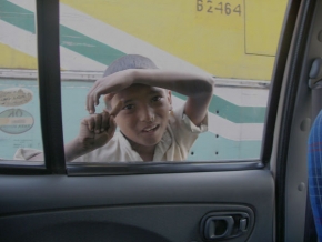 Děti - Bezmocnost žebrajícího indického chlapce