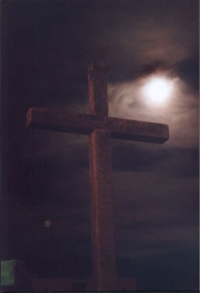 Večer a noc ve fotografii - Děsivý kříž
