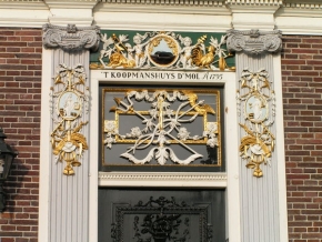 Detail v architektuře - Nápis nad dveřmi