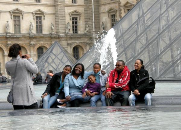 Šťastná černošská rodinka u Louveru ve Francii