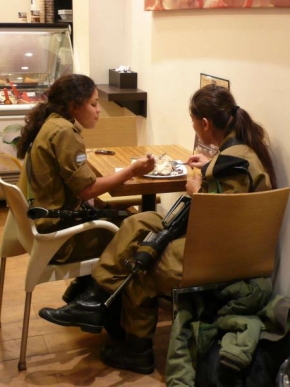 Fotograf roku na cestách 2009 - Izraelské vojandy v cukrárně... (Jeruzalém)