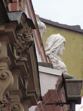 Detail v architektuře - Žena