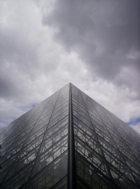 Barbora Emingerova - La Pyramide du Louvre