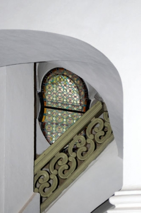 Detail v architektuře - Kostelní okno se zábradlím