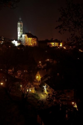 Dlouhé noci a život po setmění - Noční Kutná Hora  - pohled na kostel sv. Jakuba