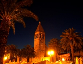 Dlouhé noci a život po setmění - Nábřeží v Trogiru