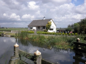 Místo, které nejraději fotografuji - Typicky holandský domek na břehu kanálu, Nizozemsko