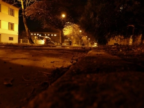 Dlouhé noci a život po setmění - Osvětlený chodník