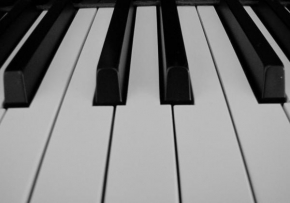 Černobílá poezie - Opustene klavesy