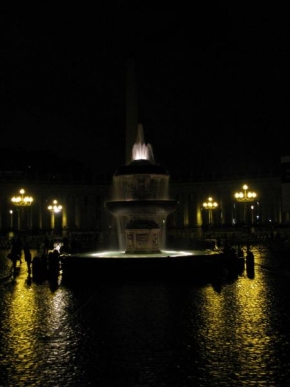 Dlouhé noci a život po setmění - Fontána na náměstí sv. Petra ve Vatikánu