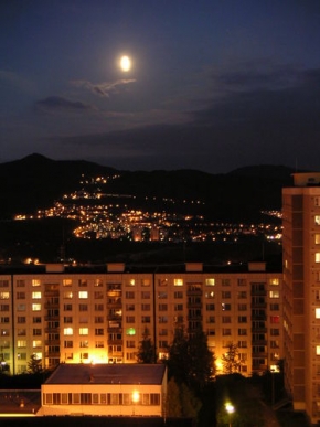 Večer a noc ve fotografii - Měsíc nad sídlištěm