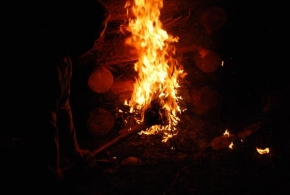 Dlouhé noci a život po setmění - U táborového ohně.