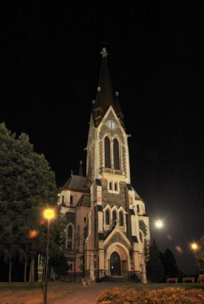 Dlouhé noci a život po setmění - Novogotický kostel Vítkov
