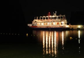 Dlouhé noci a život po setmění - Výletní loď