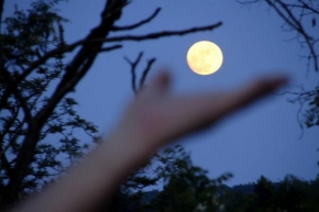 Dlouhé noci a život po setmění - Měsíc na ruce