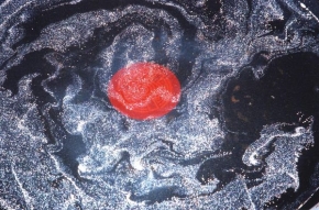 Barevná abstrakce - Červený disk v bílé mlhovině