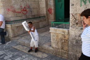 Na ulici - Mali Arabský chlapec s puškou