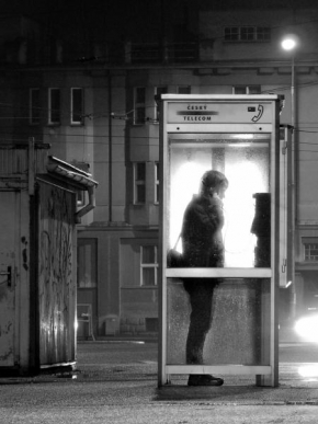 Na ulici - Fotograf roku - Kreativita - Pozdní telefonát