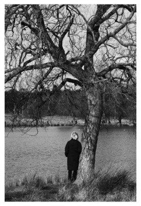 Černobílá poezie - Woman and tree
