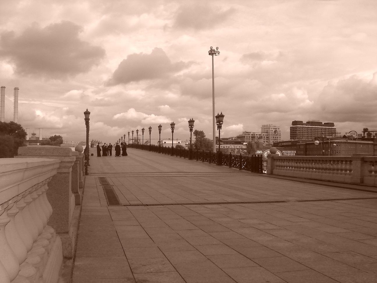 Skupina mnichů na moskevském mostě