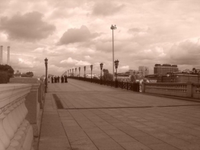 Fotograf roku na cestách 2010 - Skupina mnichů na moskevském mostě