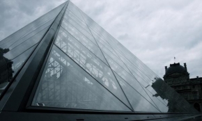 Fotograf roku na cestách 2010 - Pyramida v Louvru