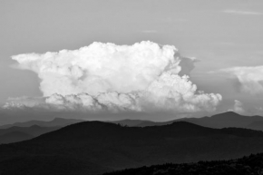 Černobílá poezie - Dominance oblaků nad horama