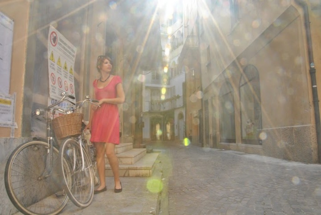 Slunce, bicykl a ona