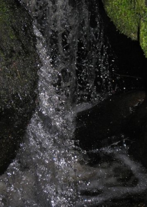 Věra Moravanská - Padající kapky vody