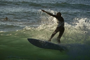 Krajina posedlá vodou - Surfer