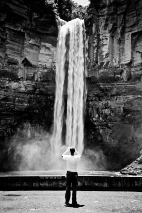 Krajina posedlá vodou - Under the Taughannock Falls