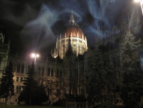 Fotograf roku na cestách 2011 - Co oko nevidí ("Duchové" nad Budapešťským parlamentem)