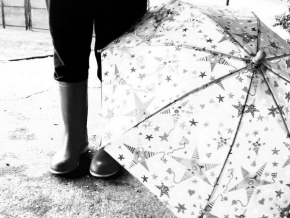 Černá nebo bílá? - Holinky a deštník....