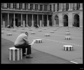 Černá nebo bílá? - Odpočinek na nádvoří Palais Royal
