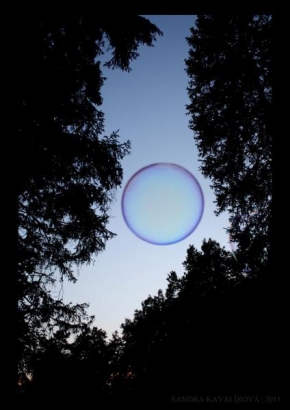 Podívej se zblízka! - Fotograf roku - Junior - Měsíc nebo bublina?