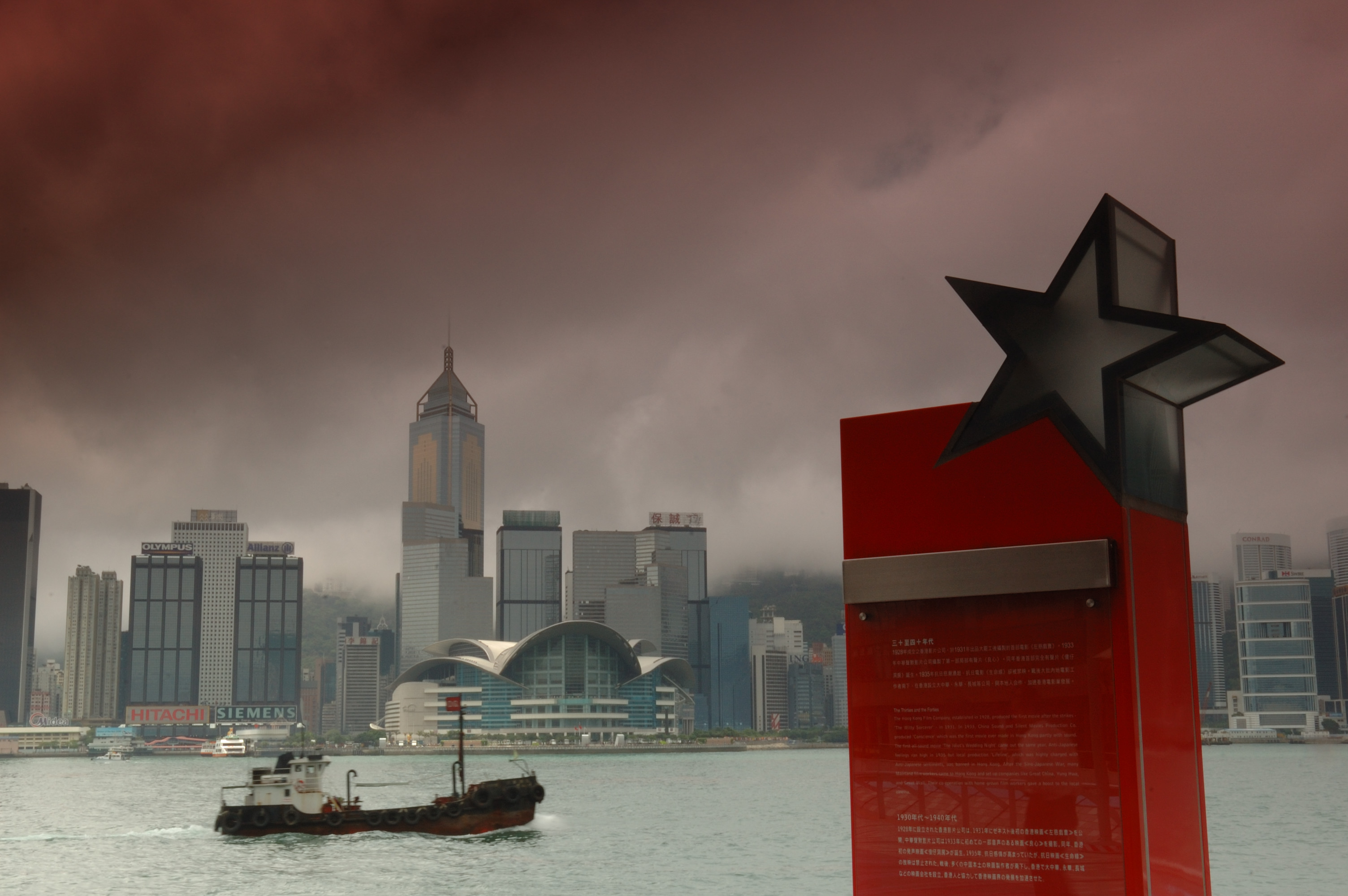 Rudá záře (mraky) nad Hong Kongem