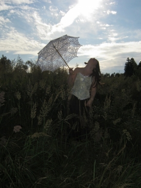 Fotograf roku v přírodě 2011 - Olga s paraplíčkem 2