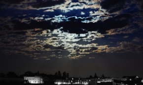 Fotograf roku v přírodě 2011 - Clouds over the city.