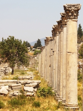 Ukaž kde jsi byl? - Palácové sloupy u Celsiovy knihovny v Efesu