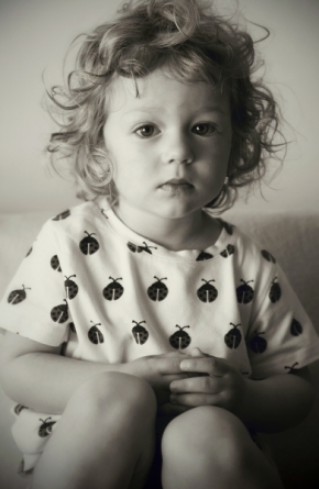 Černobílá fotografie - Nevinnost mladého anděla