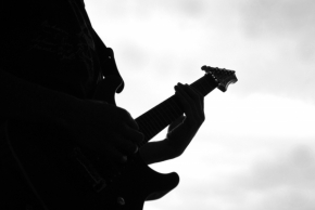 Černobílá fotografie - Guitar hero
