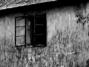 Černobílá fotografie - Okno v patře...