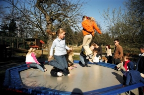 Dětské radosti - Na trampolíně