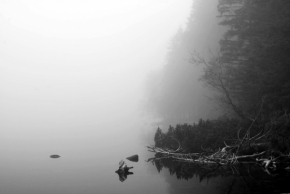 Černobílá fotografie - Černé jezero